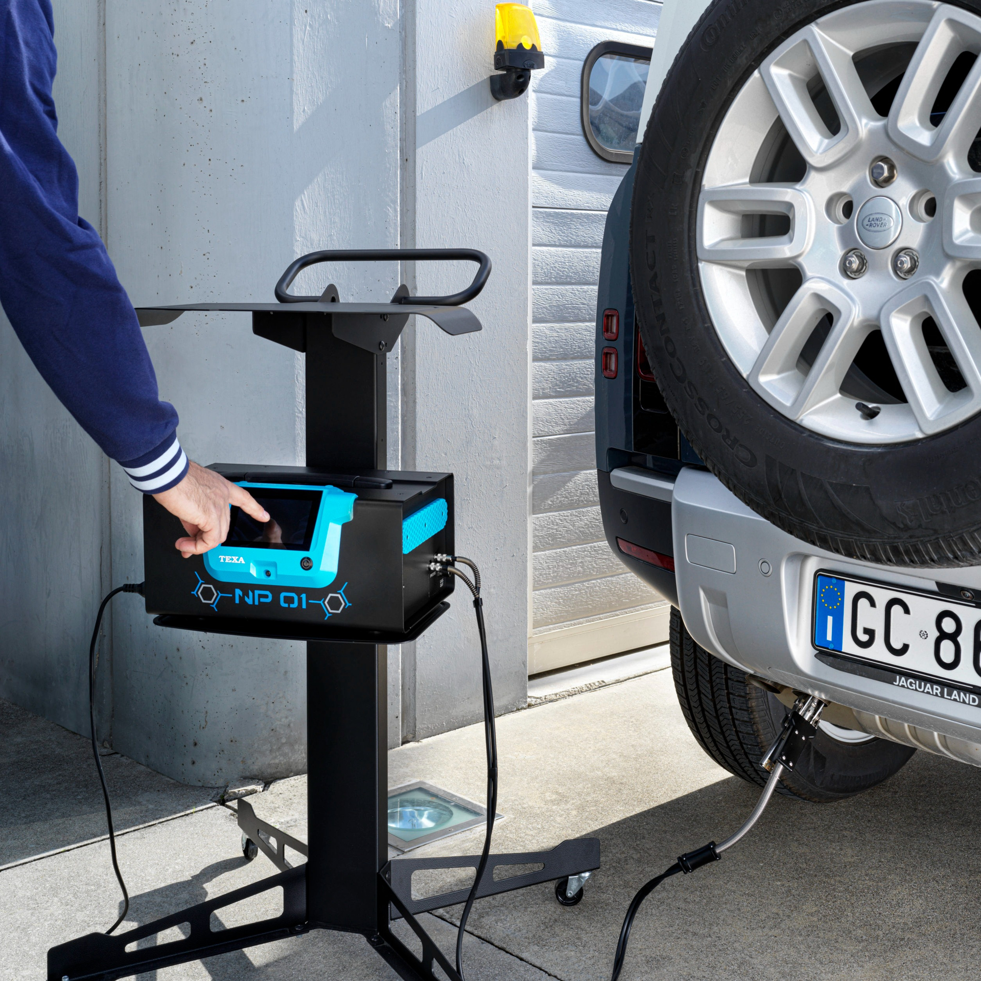 Газоанализатор измерения выбросов в выхлопных газах автомобиля фото